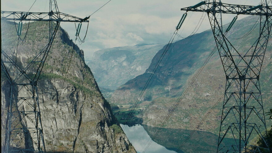 Power poles in Vassbygdi, Aurland. Picture taken by Knut Ove Hillestad in 1982 (NVE Photo Archive)