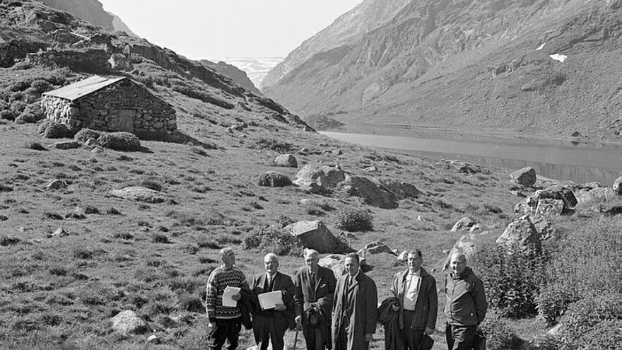 Field trip to Aurland in August 1967. Six men in a mountain landscape. From left: director of NVE H. W. Bjerkebo, farmer Olav Benum, Members of Parliament Torstein Selvik, Nils Jacobsen and Bernt Ingvaldsen and agricultural manager of the county Trygve Ha