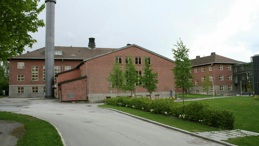 Varmesentralen og Meieribygningen ved UMB, foto 2006