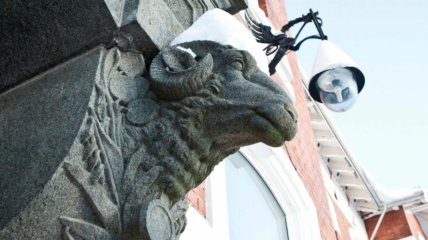 Campus Ås, UMB Inngang til Urbygningen. Dyrehoder av kleberstein / basalt. Billedhogger: Georg Andreas Hegglund (1860-1916)