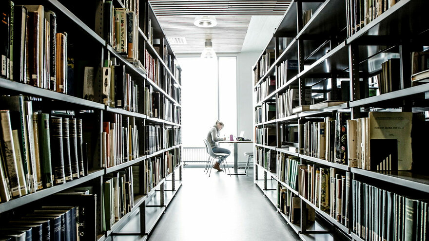 Biblioteket i Sørhellinga, UMB. På bildet: Marianne Isaksen, student ved IMT.