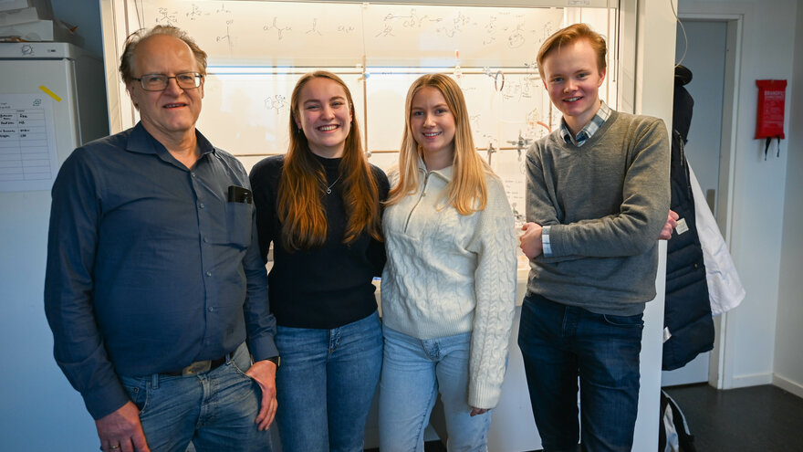 Professor Yngve Stenstrøm er innom kjemilaben sammen med studentene Ina Stokke Kvinge, Lea Dyrseth og Marcus Dalaker Figenschou.  