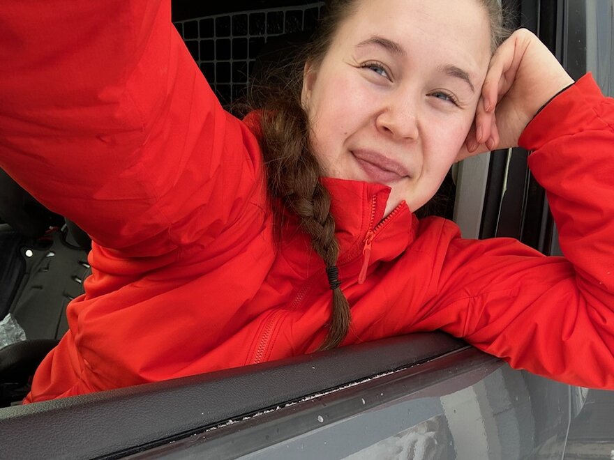 Bilder viser Ingrid Maria Jåma i en veterinærvaktbil.