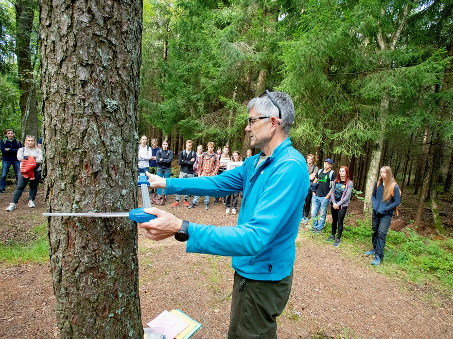 Bildet er tatt i forbindelse med undervisning av nye studenter i skogfag  ved NMBU som er  i felt på Åsmåsan i Ås
