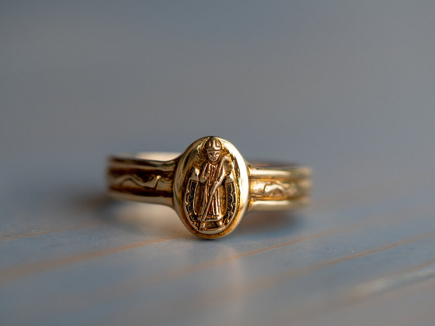 Veterinær-ringen fra 1995. Ringen er i massivt gult gull. 