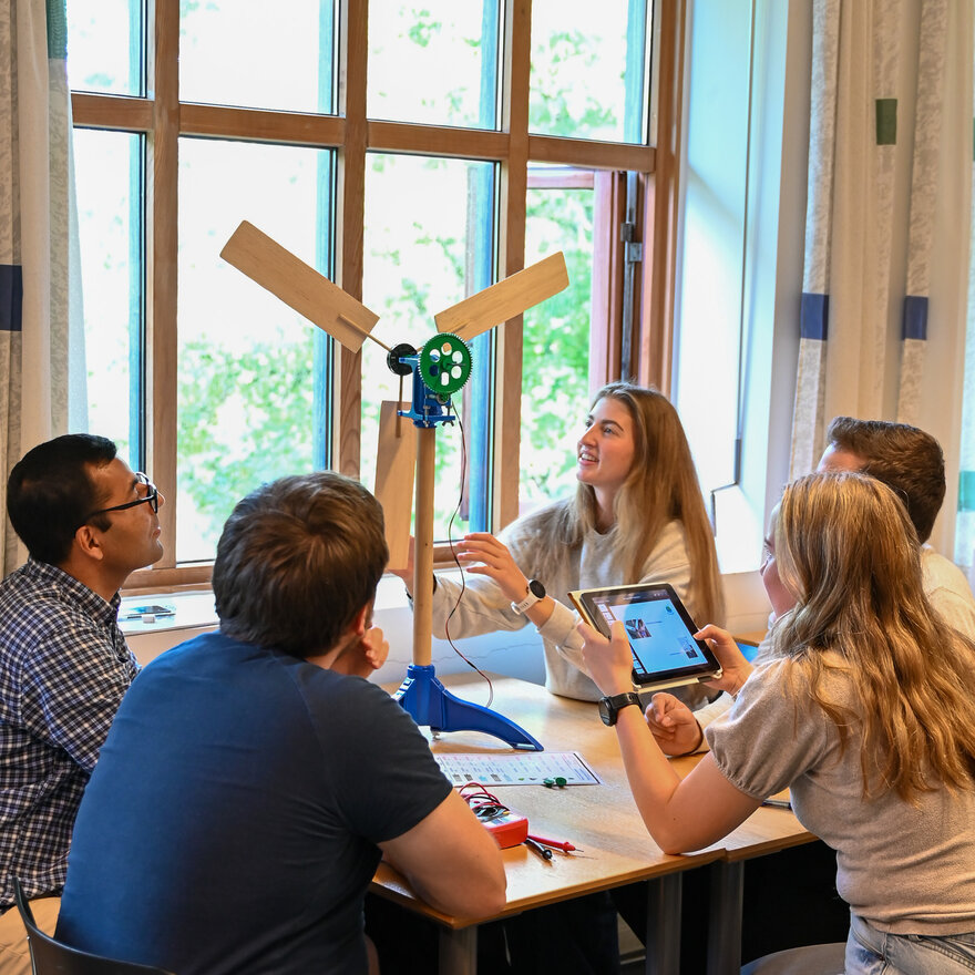 Studenter på fornybar energi som deltar i Energispillet. 