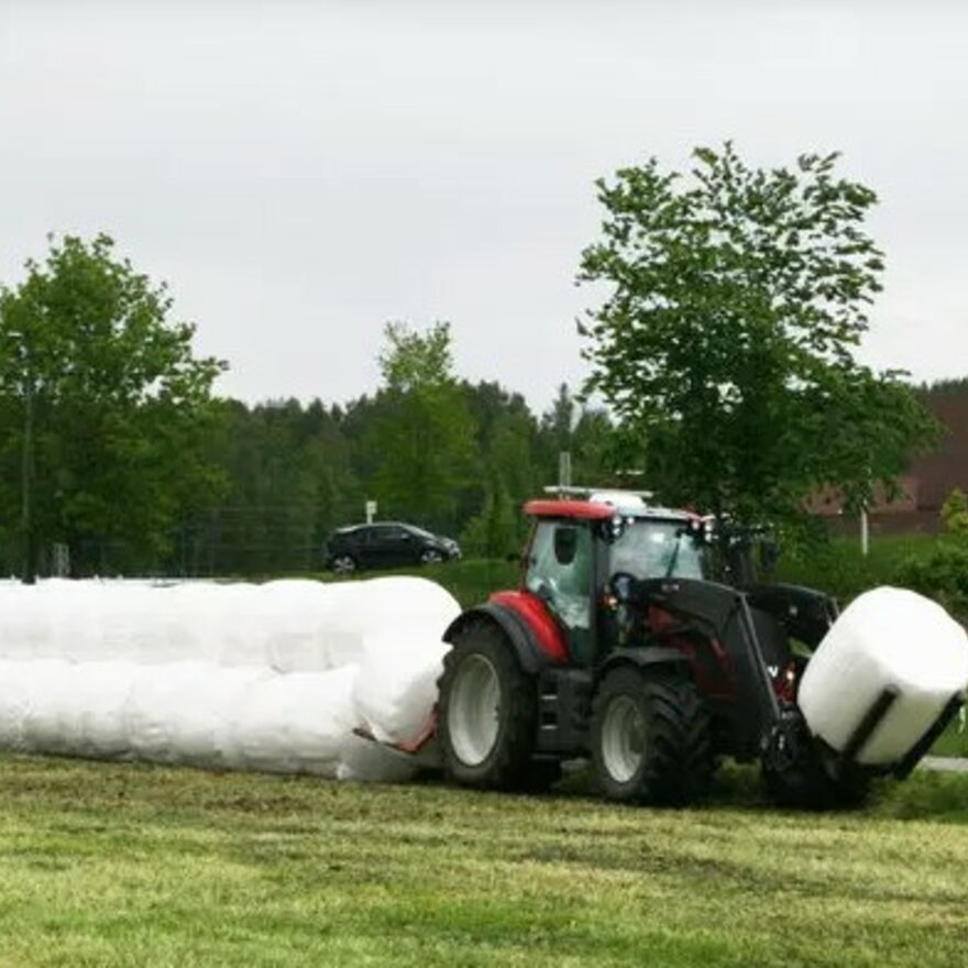 Traktor og rundballer