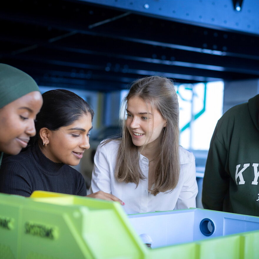 Bildene er av studenter og ansatte i lokalene til Eik Lab. Samtlige personer på bildene har gitt samtykke til bruk av bilder ifm. presentasjon av Eik Lab og NMBU.