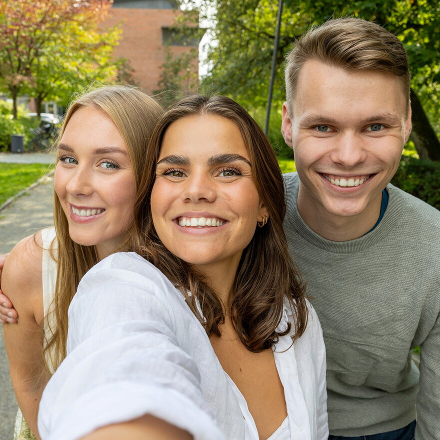 Studenter tar selfie