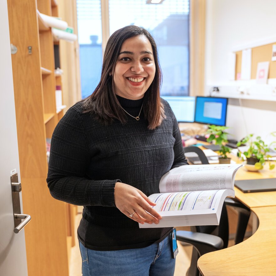 Stipendiat Melcy Philip ved NMBU på kontoret i Bioteknologibygningen på Campus Ås