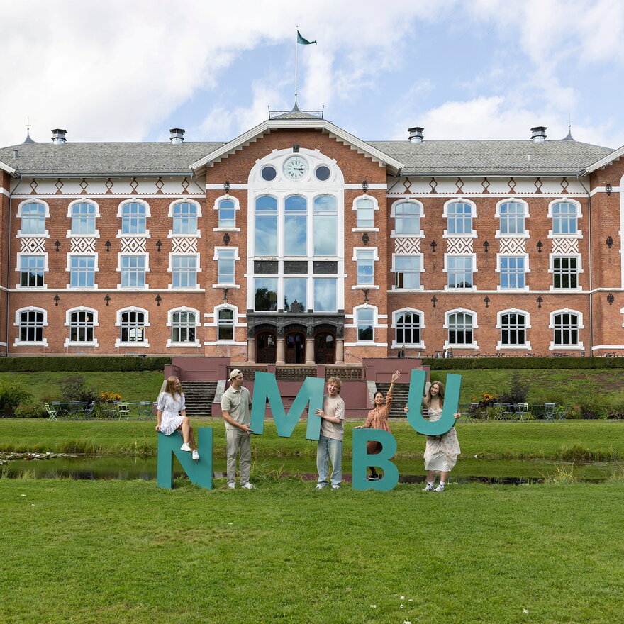 Studenter fremfor Ur-bygningen