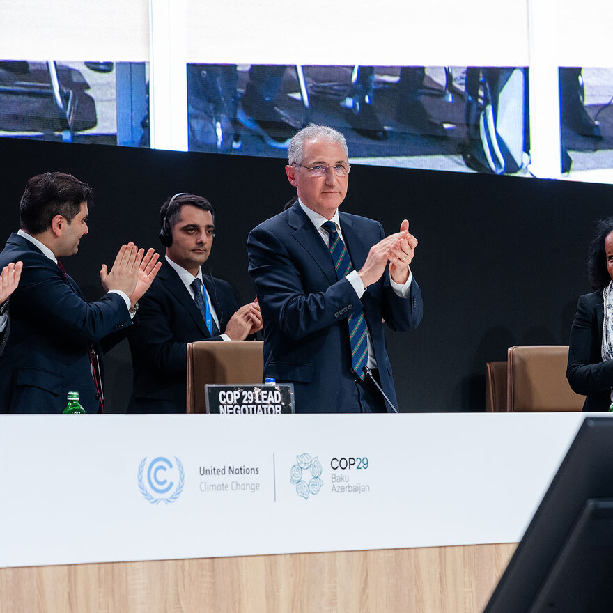 COP29-presidenten applauderer sammen med de andre i forhandlingspanelet