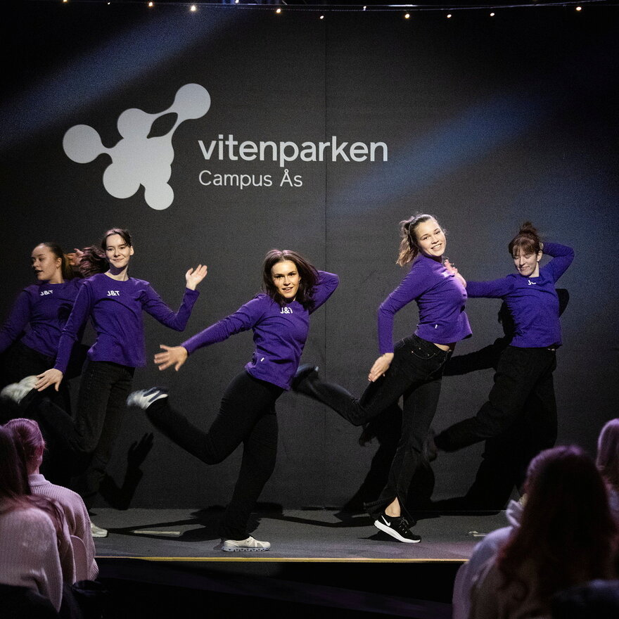 Jenter danser på scenen