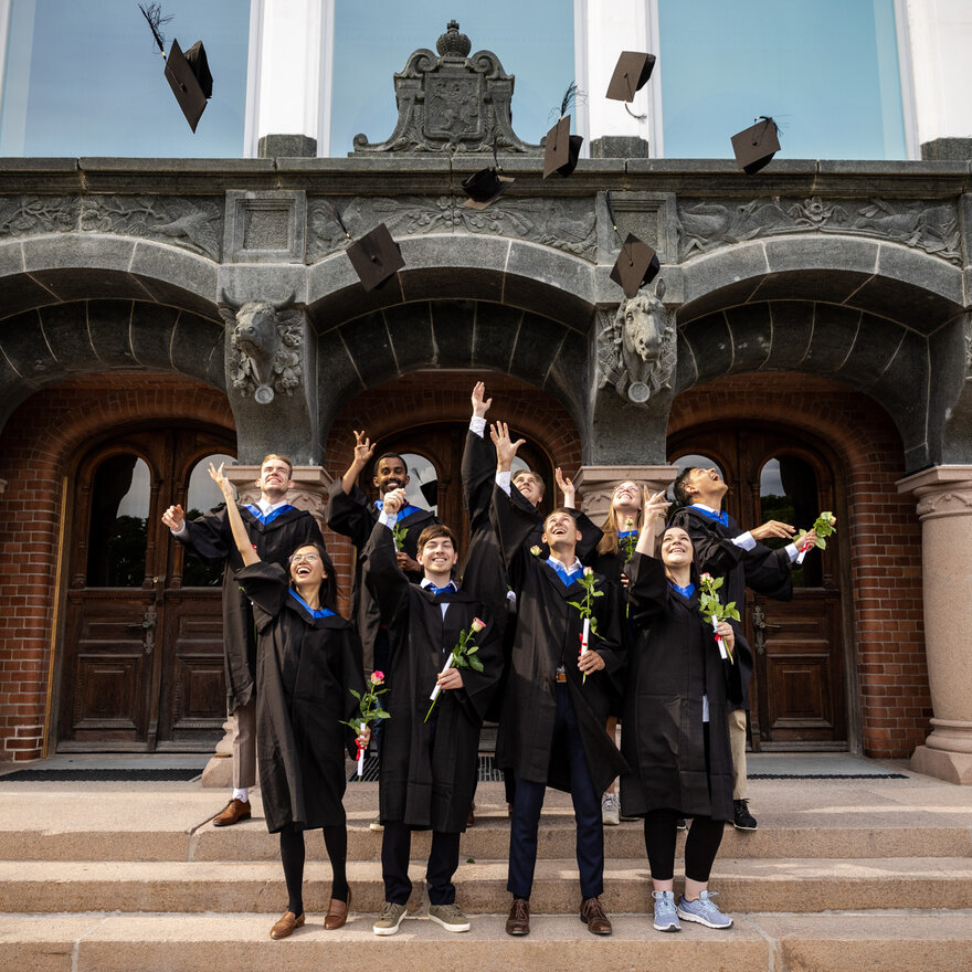 Glade masterkandidater avslutter sin grad ved Handelshøyskolen NMBU