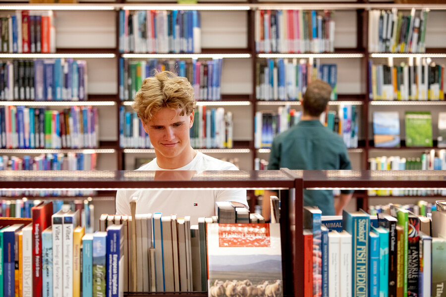 Mannlig student på Universitetsbiblioteket