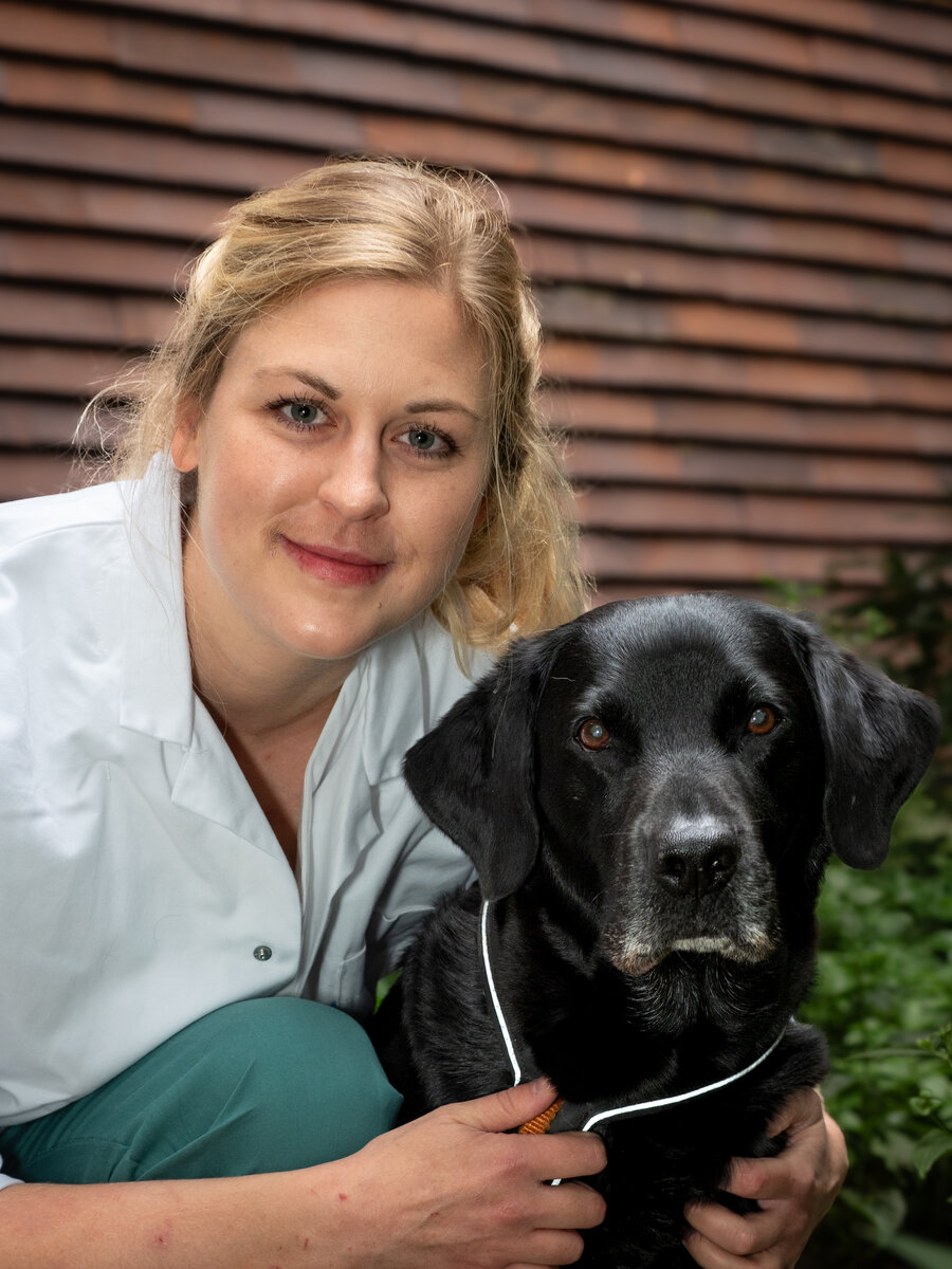 Josefin Hultman sammen med hunden sin, en svart labrador.