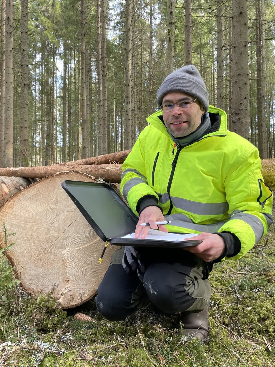 mann i skog