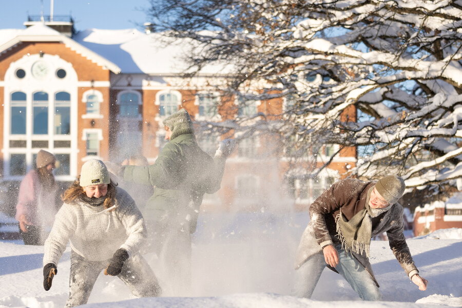 Studenter har snøballkrig 