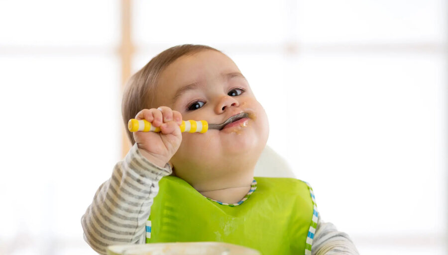 Baby som spiser med skje