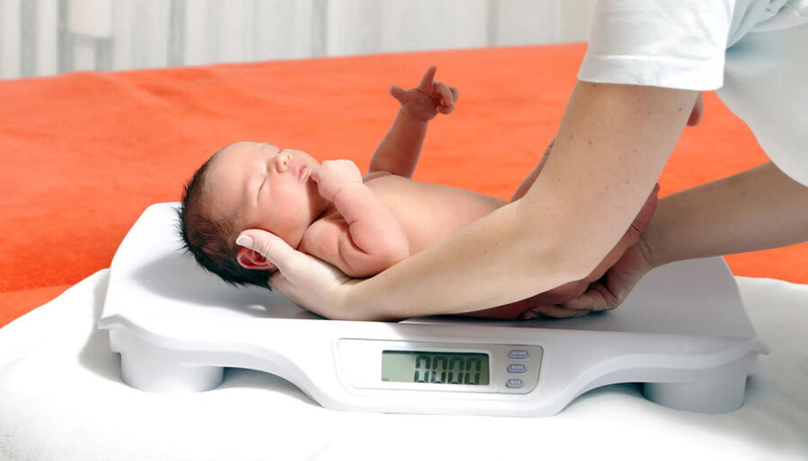 Baby veies på en vekt