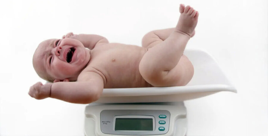 Baby ligger på en vekt