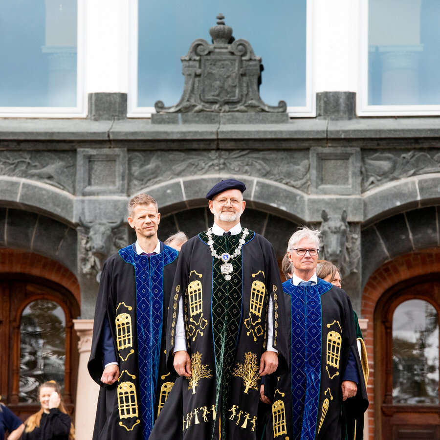 NMBUs rektorer i prosesjon. Rektor Sjur Baardsen (midten), Solve Søbø, prorektor for utdanning (t.v) og Øysten Johnsen, prorektor for forskning.