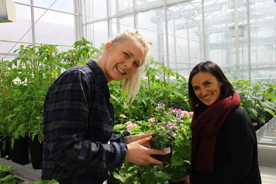 Studenter som har vært med å produsere planter til Fascination of Plants Day på Campus Ås