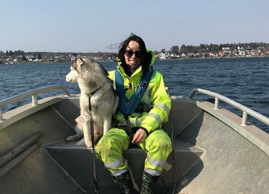 Åse Helene Vrålstad på jobb for Veidekke. Vannprøvetaking i Oslofjorden og Valløfjorden med sin gode hjelper. 