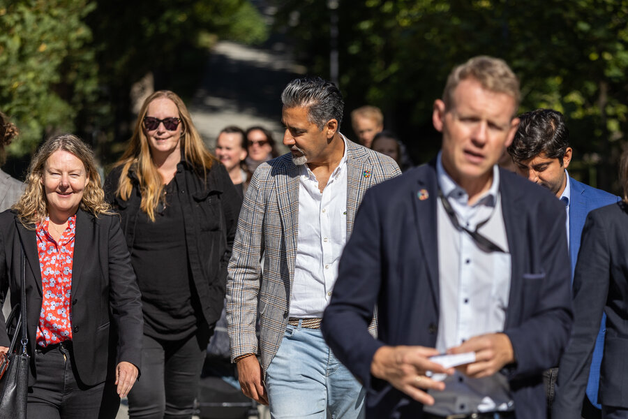 Stortingets utdannings- og forskningskomité besøkte NMBU onsdag denne uken. I front: Lars Atle Holm, administrasjonsdirektør ved NMBU, etterfulgt av Abid Raja (Venstre) og Elise Nordberg, prorektor for utdanning ved NMBU mfl