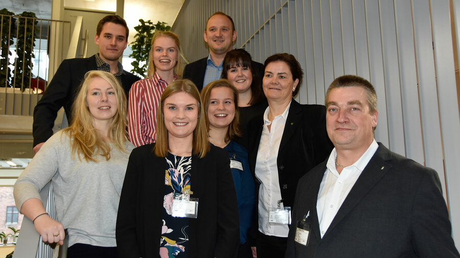 Alle prisvinnerne sammen med statsråd Jon Georg Dale, Bente Løvenskjold Næringspolitisk sjef hos NORSKOG og Personalsjef i VikenSkog Inge Myrlund. 