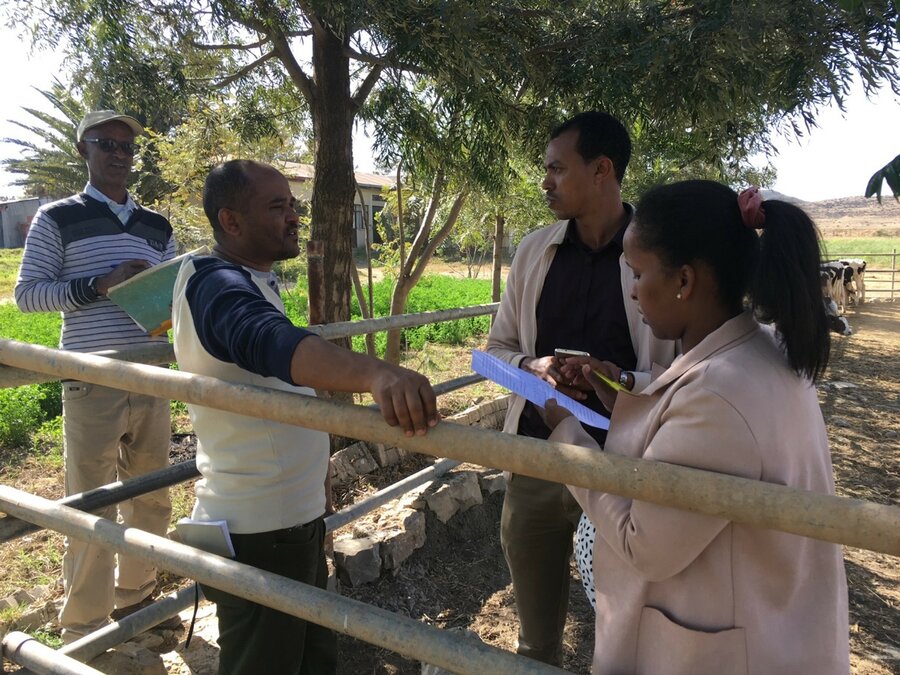 Tsegabirhan Kifleyohannes Tesama intervjuer bønder i Trigray, Etiopia, angående diaré hos dyrene og forvaltningspraksis