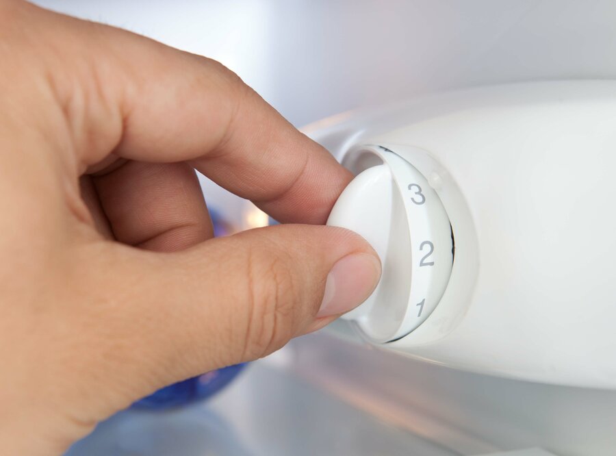 Er det for varmt i kjøleskapet, blir maten fortere ødelagt. Reguler temperaturen slik at den ligger under fire grader. 