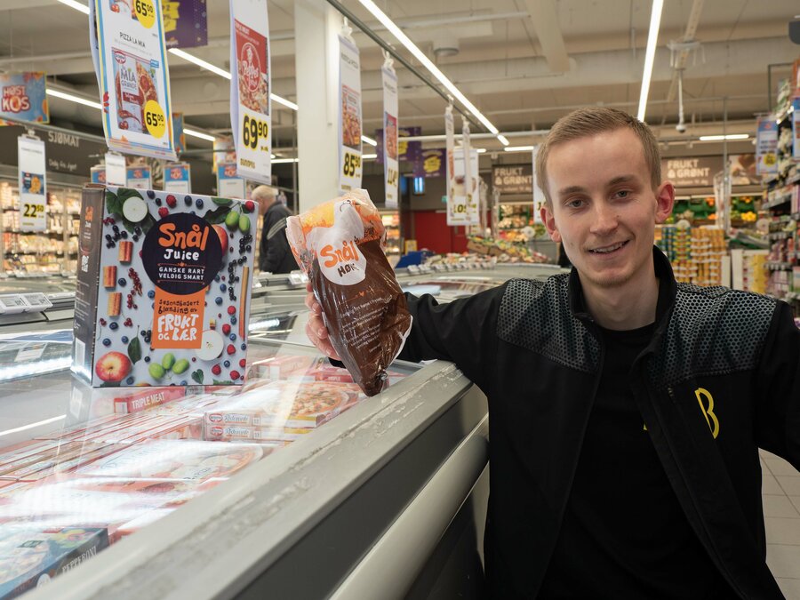 Produkter av frukt og grønnsaker som ikke ser helt billedskjønne ut, var blant resultatene av bransjedugnaden – men også et tips som du kan ta med deg til eget kjøkken. Et stygt eple blir like god juice. Her er det Aleksander Haraldsen på Bunnpris Raufoss