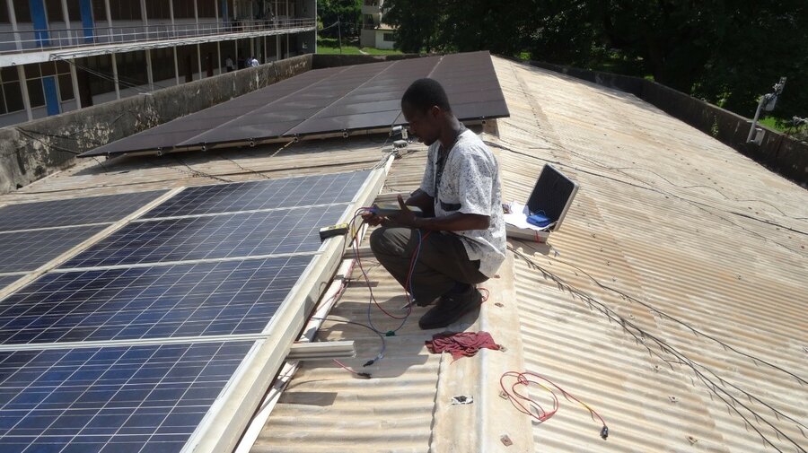 Ph.d.-kandidat David Ato Quansah gjennomfører målinger på en tak-installasjon i Kumasi, Ghana.