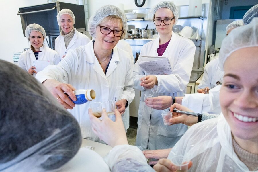 Som student i matvitenskap ved NMBU får du mye tid til praktisk øvelse i laboratoriet og tett oppfølging fra veilederen din. 