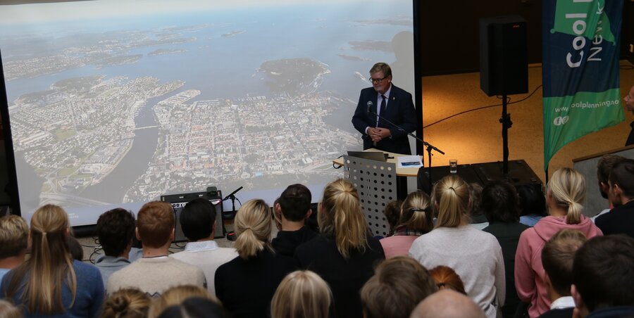 Ordfører Harald Furre ønsker studentene velkommen til workshopen "Cool Planning", hvor deltakerne tok for seg utfordringer og muligheter som finnes når Kristiandsand, Søgne og Songdalen slås sammen.