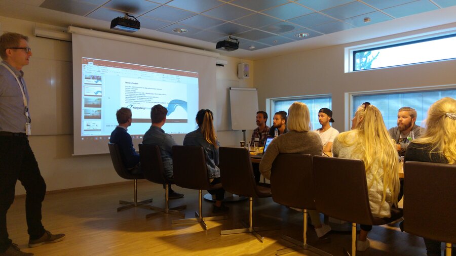 Klassen lytter til tidligere student og nå prosjektleder i Kongsberg Innovasjon Bjørnar Trondsen