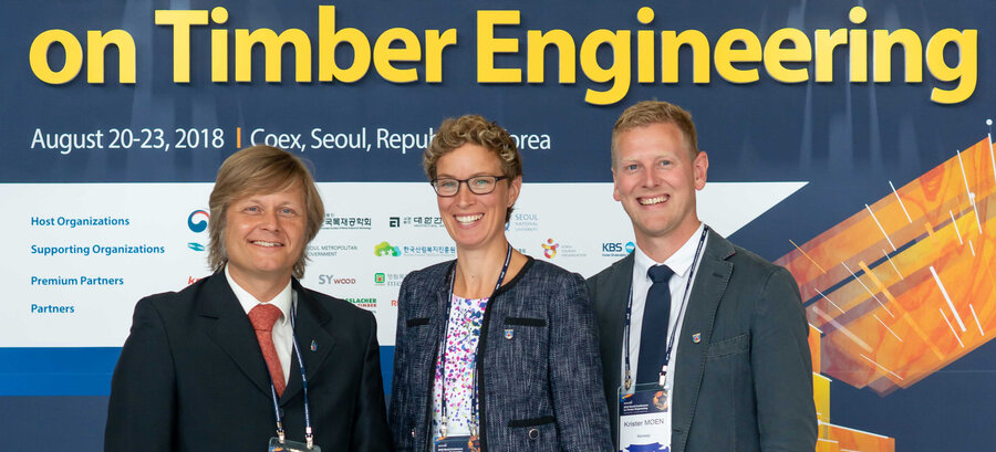 Fra venstre: Anders Q. Nyrud (NMBU), Kristine Nore (Splitkon) og Krister Moen (Innovasjon Norge) er i Seoul, Sør-Korea, for å konkurrere om å få verdens største konferanse for ingeniørkunst i tre til Oslo i 2022. 