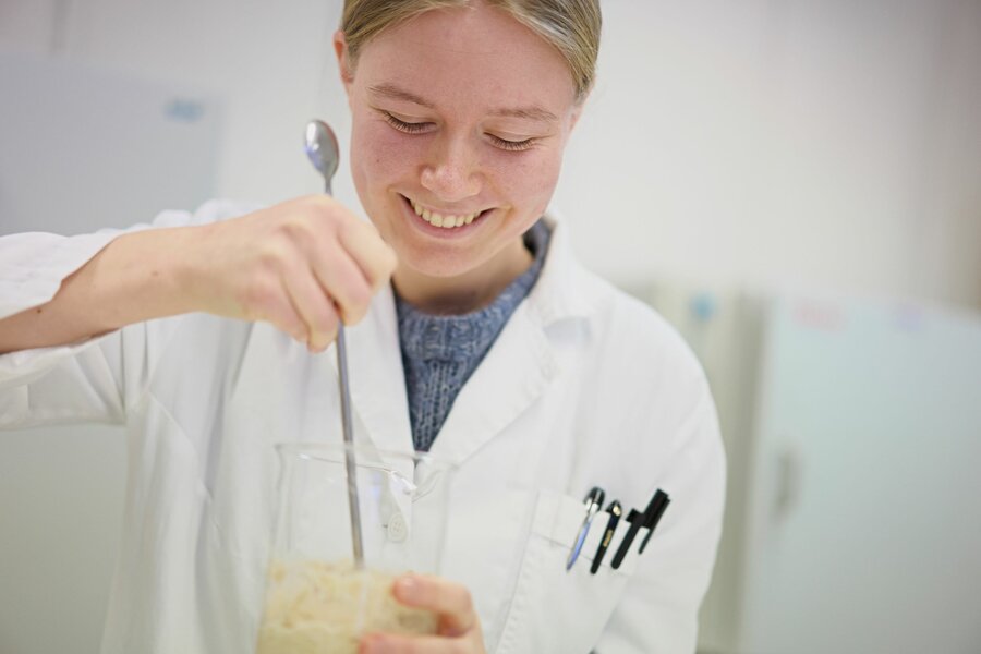 Johanne Paulsen har nylig avsluttet en mastergrad i bioteknologi ved NMBU, hvor hun skrev masteroppgave om surdeig. 