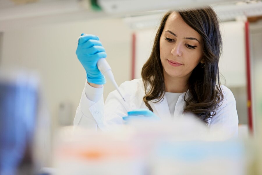 Pranvera Hiseni tilbringer mye tid på laboratoriet hos Genetic Analysis i forbindelse med doktorgradsarbeidet sitt.