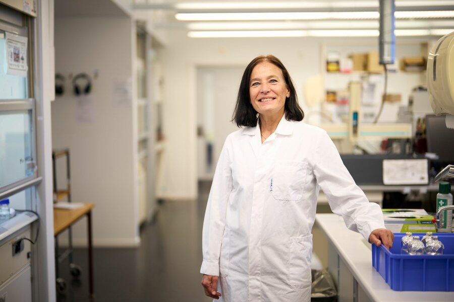 Åsa Frostegård er professor ved fakultet for kjemi, bioteknologi og matvitenskap på NMBU. Hun forsker på bakterier som kan hjelpe oss med å redusere klimagassutslipp. 