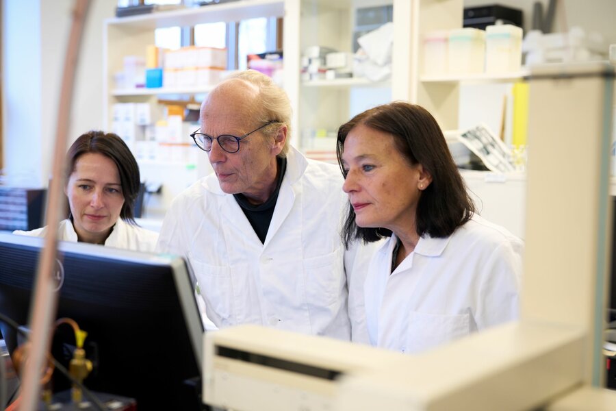 Professor Lars Bakken har ledet feltforsøk med lystgass-spisende bakterier. Her på laboratoriet sammen med forskerkollegaene Linda Liberg Bergaust og Åsa Frostegård. 
