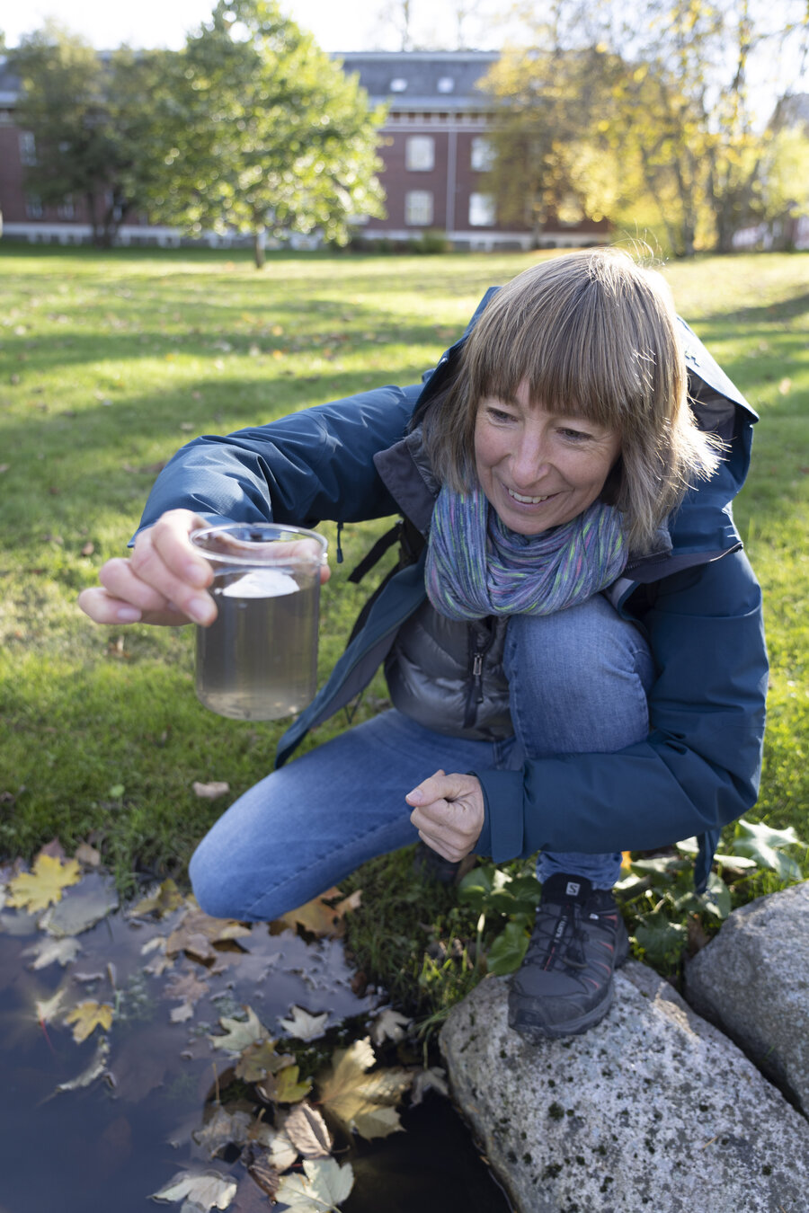 Yrer av liv: Professor Susi Schneider konkluderer entusiastisk at selv de små dammene i Campus-parken er fulle av zooplankton.  