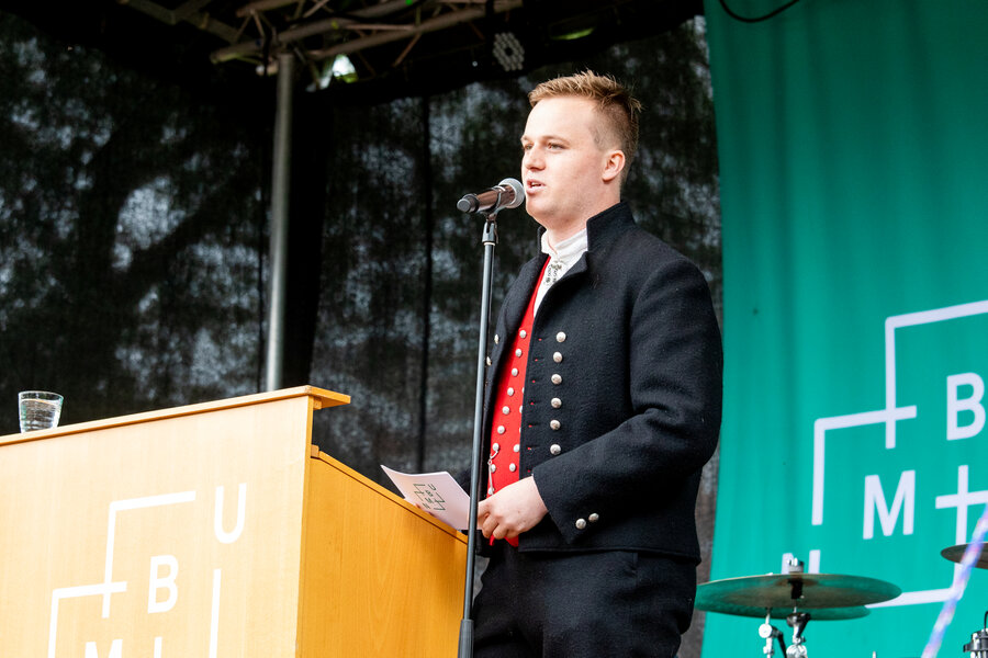 Studenttingsleder Tord Hauge oppfordret studentene til å engasjere seg. - Jeg håper dere er her for å satse. Skryt gjerne at du er en del av bærekraftsuniversitetet, oppfordret Hauge fra talerstolen.