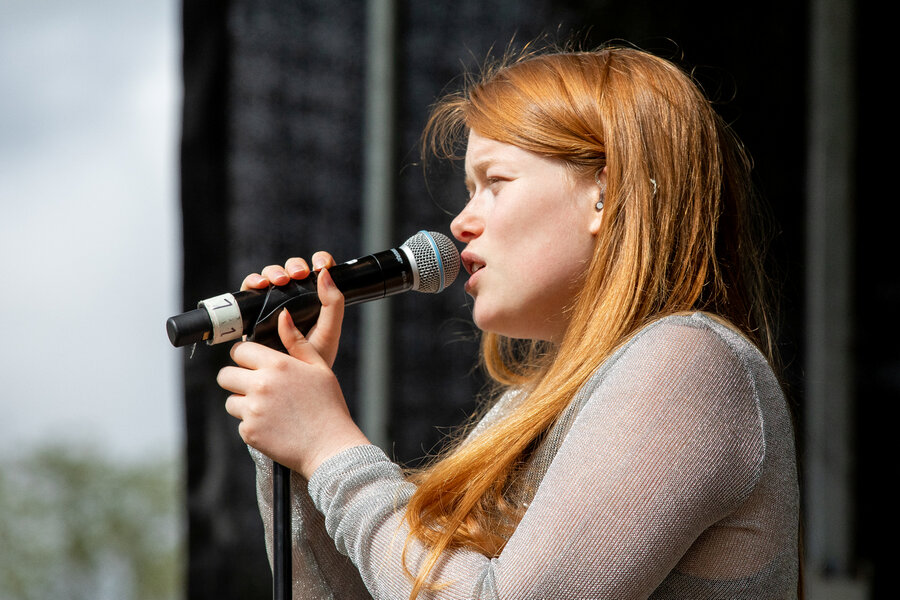 Vokalist Hannah Emilie Grung alias HALIE. Her er hun på scenen under en konsert for NMBU-studentene som avslutning på immatrikuleringen.