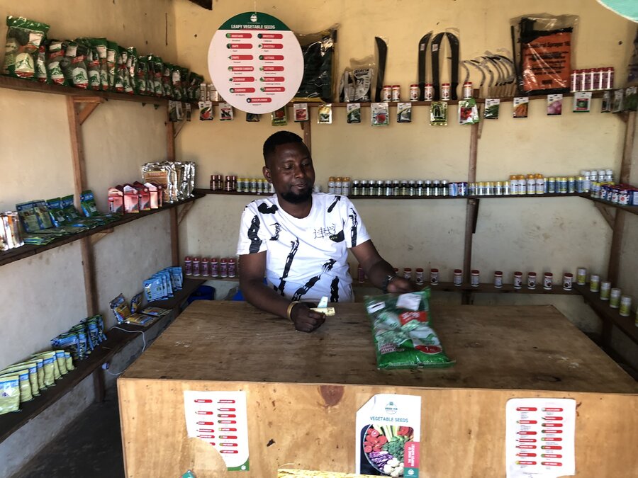 Såkorn over disk. En kjøpman i Kasungudistriktet i Malawi selger nye maissorter og andre innsatsfaktorer til småbønder.