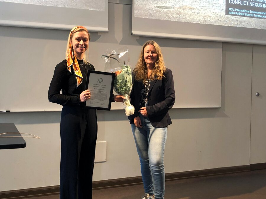 Iselin Shaw of Tordarroch fikk blomster og diplom av prorektor for utdanning Elise Norberg.