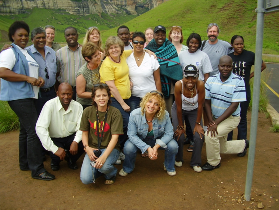 Astrid Sinnes med prosjektgruppe på et av sine opphold i Afrika.