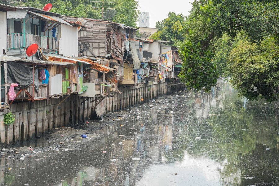 Bangkok, Thailand: Slum langs en stinkende kanal full av gjørme og søppel i Khlong Toei-distriktet.