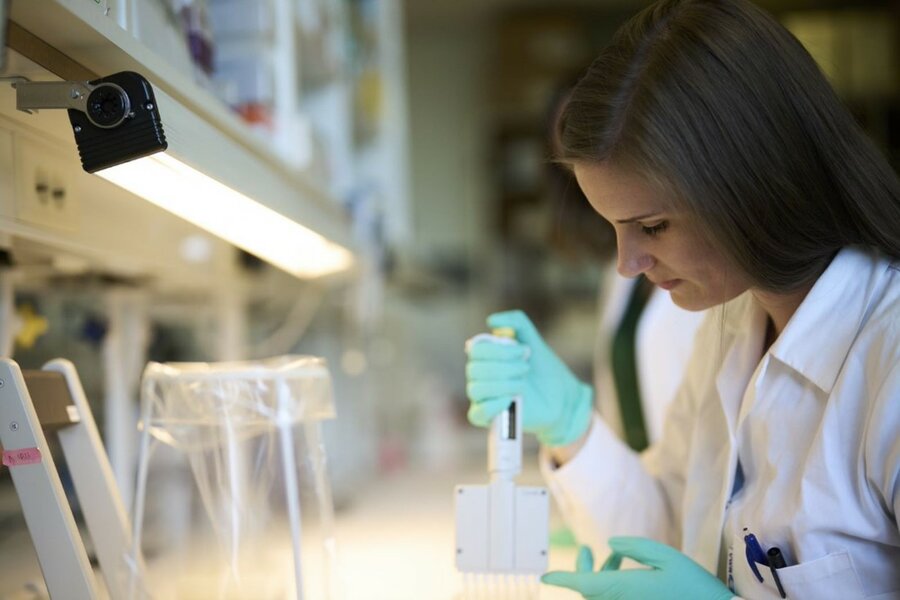 Stine Sofie Strømland trives godt i laboratoriet.